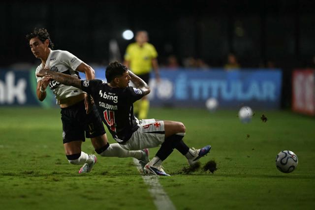 Corinthians' forward #17 Giovane (L) and Vasco da Gama's Uruguayan defender #04 Alan Saldivia fight for the ball during the Copa Sudamericana group stage football match between Brazil's Vasco da Gama and Paraguay's Olimpia at the Sao Januario stadium in Rio de Janeiro, Brazil on April 30, 2026. (Photo by MAURO PIMENTEL / AFP)