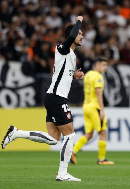 Corinthians' defender #13 Gustavo Henrique celebrates after scoring his team's first goal during the Copa Libertadores group stage football match between Brazil's Corinthians and Uruguay's Penarol at the Neo Quimica Arena stadium in Sao Paulo, Brazil on April 30, 2026. (Photo by Miguel SCHINCARIOL / AFP)