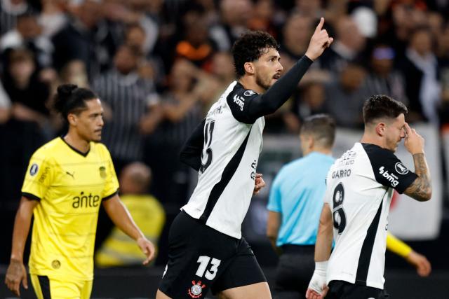 Corinthians' defender #13 Gustavo Henrique (C) celebrates after scoring his team's first goal during the Copa Libertadores group stage football match between Brazil's Corinthians and Uruguay's Penarol at the Neo Quimica Arena stadium in Sao Paulo, Brazil on April 30, 2026. (Photo by Miguel SCHINCARIOL / AFP)