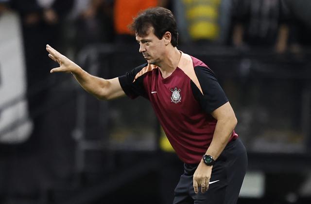 Corinthians' head coach Fernando Diniz gestures during the Copa Libertadores group stage football match between Brazil's Corinthians and Uruguay's Penarol at the Neo Quimica Arena stadium in Sao Paulo, Brazil on April 30, 2026. (Photo by Miguel SCHINCARIOL / AFP)
