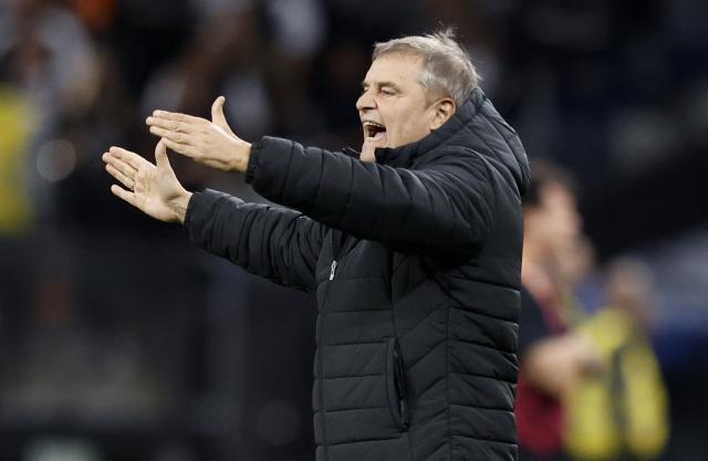 Penarol's head coach Diego Aguirre gestures during the Copa Libertadores group stage football match between Brazil's Corinthians and Uruguay's Penarol at the Neo Quimica Arena stadium in Sao Paulo, Brazil on April 30, 2026. (Photo by Miguel SCHINCARIOL / AFP)