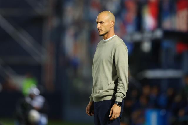 America de Cali's coach David Gonzalez looks on during the Copa Sudamericana group stage football match between Argentina's Tigre and Colombia's America de Cali at the Jose Dellagiovanna stadium in Victoria, Buenos Aires province, Argentina on April 30, 2026. (Photo by Alejandro PAGNI / AFP)