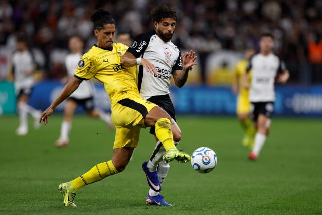 Penarol's defender #03 Mauricio Lemos and Corinthians' forward #09 Yuri Alberto fight for the ball during the Copa Libertadores group stage football match between Brazil's Corinthians and Uruguay's Penarol at the Neo Quimica Arena stadium in Sao Paulo, Brazil on April 30, 2026. (Photo by Miguel SCHINCARIOL / AFP)