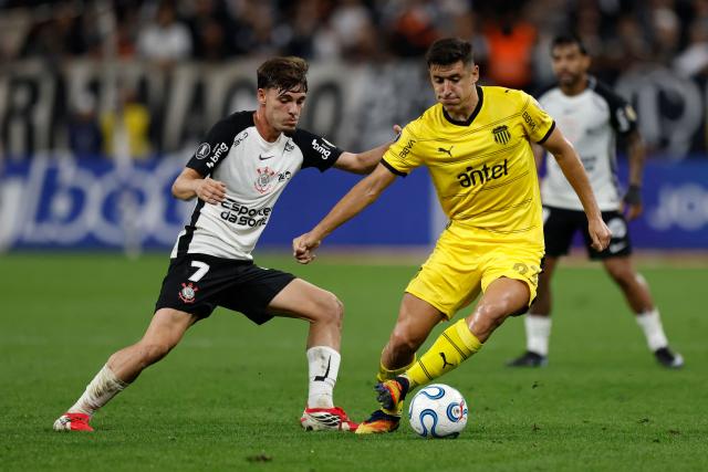 Corinthians' midfielder #07 Breno Bidon and Penarol's Argentine forward #23 Gaston Togni fight for the ball during the Copa Libertadores group stage football match between Brazil's Corinthians and Uruguay's Penarol at the Neo Quimica Arena stadium in Sao Paulo, Brazil on April 30, 2026. (Photo by Miguel SCHINCARIOL / AFP)