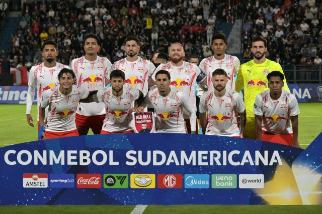 Red Bull Bragantino players pose for a team photo ahead of the Copa Sudamericana group stage football match between Brazil's Red Bull Bragantino and Argentina's River Plate at the Municipal Cicero de Souza Marques stadium in Braganca Paulista, state of Sao Paulo, Brazil on April 30, 2026. (Photo by NELSON ALMEIDA / AFP)