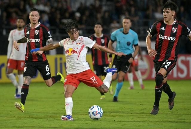 Red Bull Bragantino's Argentine forward #32 Jose Herrera kicks the ball past River Plate's midfielder #24 Juan Cruz Meza during the Copa Sudamericana group stage football match between Brazil's Red Bull Bragantino and Argentina's River Plate at the Municipal Cicero de Souza Marques stadium in Braganca Paulista, state of Sao Paulo, Brazil on April 30, 2026. (Photo by NELSON ALMEIDA / AFP)