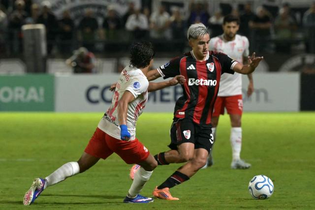Red Bull Bragantino's Argentine forward #32 Jose Herrera (L) and River Plate's forward #38 Ian Subiabre fight for the ball during the Copa Sudamericana group stage football match between Brazil's Red Bull Bragantino and Argentina's River Plate at the Municipal Cicero de Souza Marques stadium in Braganca Paulista, state of Sao Paulo, Brazil on April 30, 2026. (Photo by NELSON ALMEIDA / AFP)