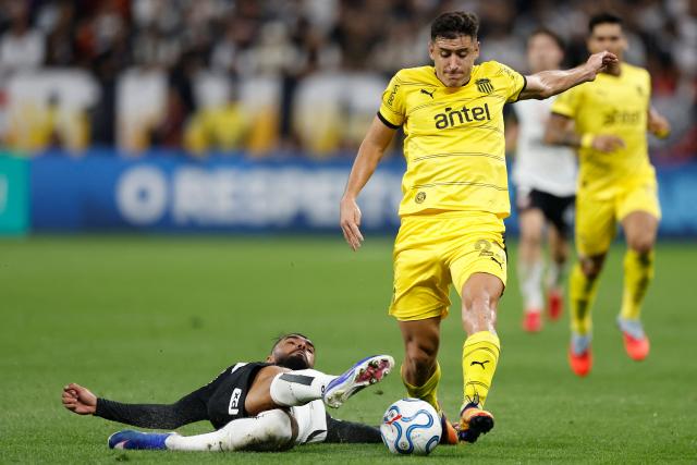 Corinthians' midfielder #14 Raniele and Penarol's Argentine forward #23 Gaston Togni fight for the ball during the Copa Libertadores group stage football match between Brazil's Corinthians and Uruguay's Penarol at the Neo Quimica Arena stadium in Sao Paulo, Brazil on April 30, 2026. (Photo by Miguel SCHINCARIOL / AFP)