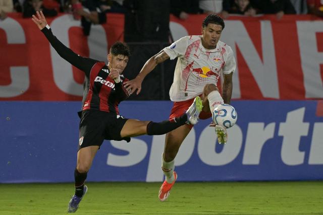 River Plate's defender #13 Lautaro Rivero and Red Bull Bragantino's midfielder #21 Lucas Barbosa fight for the ball during the Copa Sudamericana group stage football match between Brazil's Red Bull Bragantino and Argentina's River Plate at the Municipal Cicero de Souza Marques stadium in Braganca Paulista, state of Sao Paulo, Brazil on April 30, 2026. (Photo by NELSON ALMEIDA / AFP)