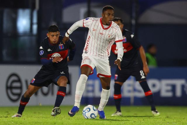 America de Cali's forward #17 Jan Lucumi (R) controls the ball past Tigre's midfielder #05 Bruno Leyes (L) during the Copa Sudamericana group stage football match between Argentina's Tigre and Colombia's America de Cali at the Jose Dellagiovanna stadium in Victoria, Buenos Aires province, Argentina on April 30, 2026. (Photo by Alejandro PAGNI / AFP)