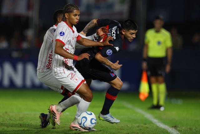 America de Cali's defender #05 Josen Escobar (L) and Tigre's midfielder #33 Elias Cabrera (R) fight for the ball during the Copa Sudamericana group stage football match between Argentina's Tigre and Colombia's America de Cali at the Jose Dellagiovanna stadium in Victoria, Buenos Aires province, Argentina on April 30, 2026. (Photo by Alejandro PAGNI / AFP)