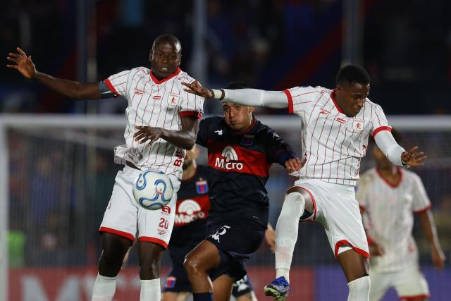 (L-R) America de Cali's forward #20 Adrian Ramos, Tigre's midfielder #05 Bruno Leyes and America de Cali's forward #17 Jan Lucumi fight for the ball during the Copa Sudamericana group stage football match between Argentina's Tigre and Colombia's America de Cali at the Jose Dellagiovanna stadium in Victoria, Buenos Aires province, Argentina on April 30, 2026. (Photo by Alejandro PAGNI / AFP)