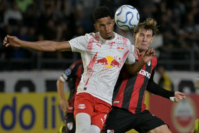 Red Bull Bragantino's defender #04 Alix Vinicius (L) and River Plate's forward #11 Facundo Colidio fight for the ball during the Copa Sudamericana group stage football match between Brazil's Red Bull Bragantino and Argentina's River Plate at the Municipal Cicero de Souza Marques stadium in Braganca Paulista, state of Sao Paulo, Brazil on April 30, 2026. (Photo by NELSON ALMEIDA / AFP)