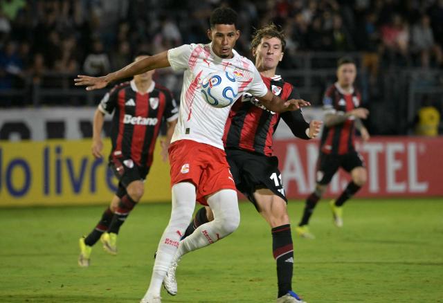 Red Bull Bragantino's defender #04 Alix Vinicius (L) and River Plate's forward #11 Facundo Colidio fight for the ball during the Copa Sudamericana group stage football match between Brazil's Red Bull Bragantino and Argentina's River Plate at the Municipal Cicero de Souza Marques stadium in Braganca Paulista, state of Sao Paulo, Brazil on April 30, 2026. (Photo by NELSON ALMEIDA / AFP)
