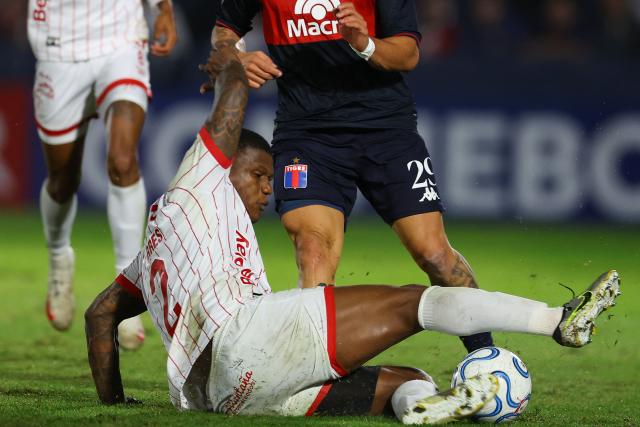 America de Cali's defender #02 Marlon Torres (L) and Tigre's defender #02 Joaquin Laso (R) fight for the ball during the Copa Sudamericana group stage football match between Argentina's Tigre and Colombia's America de Cali at the Jose Dellagiovanna stadium in Victoria, Buenos Aires province, Argentina on April 30, 2026. (Photo by Alejandro PAGNI / AFP)