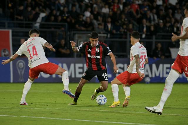 River Plate's Ecuadorean forward #19 Kendry Paez fights for the ball with Red Bull Bragantino's defender #14 Pedro Henrique and forward #22 Gustavinho during the Copa Sudamericana group stage football match between Brazil's Red Bull Bragantino and Argentina's River Plate at the Municipal Cicero de Souza Marques stadium in Braganca Paulista, state of Sao Paulo, Brazil on April 30, 2026. (Photo by NELSON ALMEIDA / AFP)