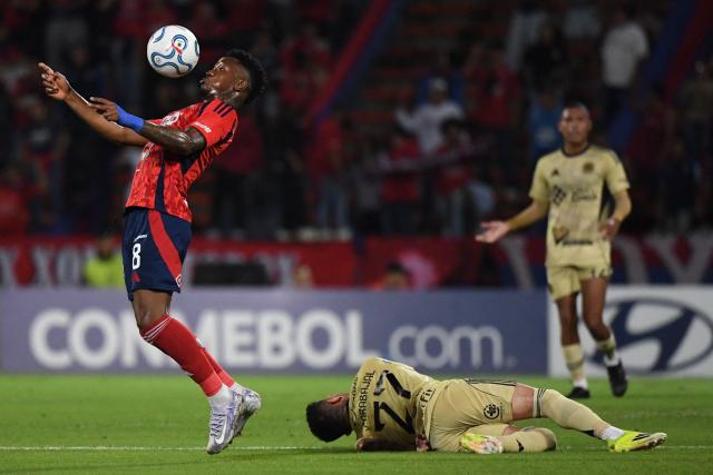 Independiente Medellin's midfielder #08 Alexis Serna (L) controls the ball past Cusco's Argentine midfielder #27 Gabriel Carabajal (R) during the Copa Libertadores group stage football match between Colombia's Independiente Medellin and Peru's Cusco FC at the Atanasio Girardot stadium in Medellin, Antioquia department, Colombia on April 30, 2026. (Photo by Jaime SALDARRIAGA / AFP)