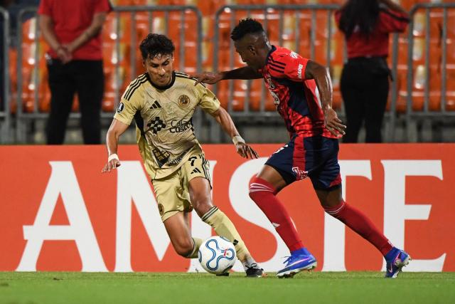 Cusco's forward #07 Jose Manzaneda and Independiente Medellin's midfielder #26 Esneyder Mena fight for the ball during the Copa Libertadores group stage football match between Colombia's Independiente Medellin and Peru's Cusco FC at the Atanasio Girardot stadium in Medellin, Antioquia department, Colombia on April 30, 2026. (Photo by Jaime SALDARRIAGA / AFP)