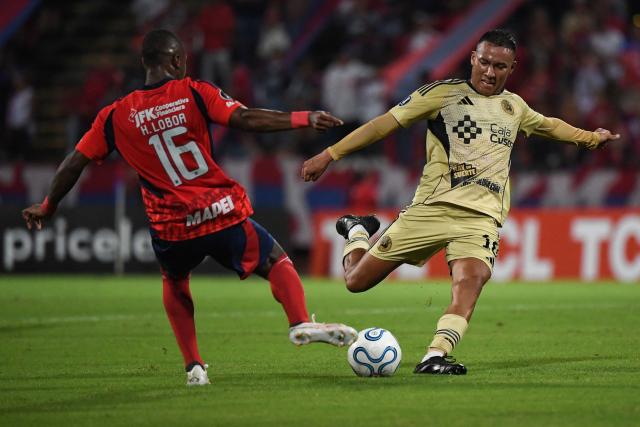 Independiente Medellin's midfielder #16 Halam Loboa (L) and Cusco's midfielder #16 Oswaldo Valenzuela (R) fight for the ball during the Copa Libertadores group stage football match between Colombia's Independiente Medellin and Peru's Cusco FC at the Atanasio Girardot stadium in Medellin, Antioquia department, Colombia on April 30, 2026. (Photo by Jaime SALDARRIAGA / AFP)