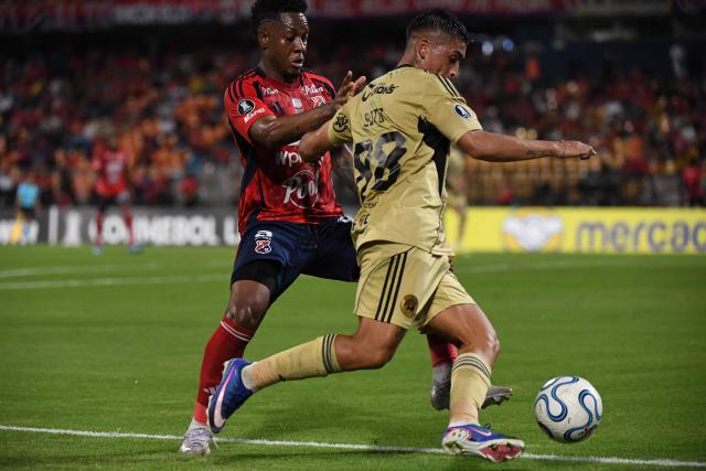 Independiente Medellin's midfielder #08 Alexis Serna (L) and Cusco's midfielder #88 Diego Soto (R) fight for the ball during the Copa Libertadores group stage football match between Colombia's Independiente Medellin and Peru's Cusco FC at the Atanasio Girardot stadium in Medellin, Antioquia department, Colombia on April 30, 2026. (Photo by Jaime SALDARRIAGA / AFP)