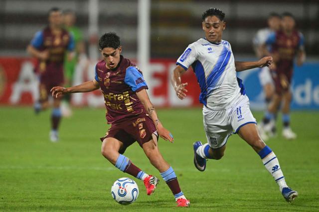Macara's midfielder #15 Martin Tello (L) runs with the ball past Alianza Atletico's forward #11 Guillermo Larios (R) during the Copa Sudamericana group stage football match between Peru's Alianza Atletico and Ecuador's Macara, at the Miguel Grau stadium in Bellavista, Callao district, Peru, on April 30, 2026. (Photo by ERNESTO BENAVIDES / AFP)