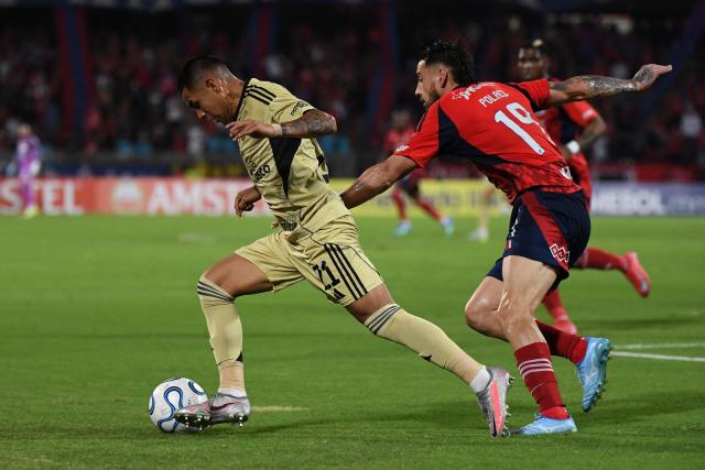 Cusco's defender #21 Jose Zevallos and Independiente Medellin's Argentine forward #19 Francisco Fydriszewski fight for the ball during the Copa Libertadores group stage football match between Colombia's Independiente Medellin and Peru's Cusco FC at the Atanasio Girardot stadium in Medellin, Antioquia department, Colombia on April 30, 2026. (Photo by Jaime SALDARRIAGA / AFP)
