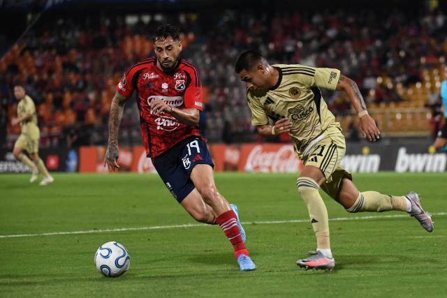 Independiente Medellin's Argentine forward #19 Francisco Fydriszewski and Cusco's defender #21 Jose Zevallos fight for the ball during the Copa Libertadores group stage football match between Colombia's Independiente Medellin and Peru's Cusco FC at the Atanasio Girardot stadium in Medellin, Antioquia department, Colombia on April 30, 2026. (Photo by Jaime SALDARRIAGA / AFP)