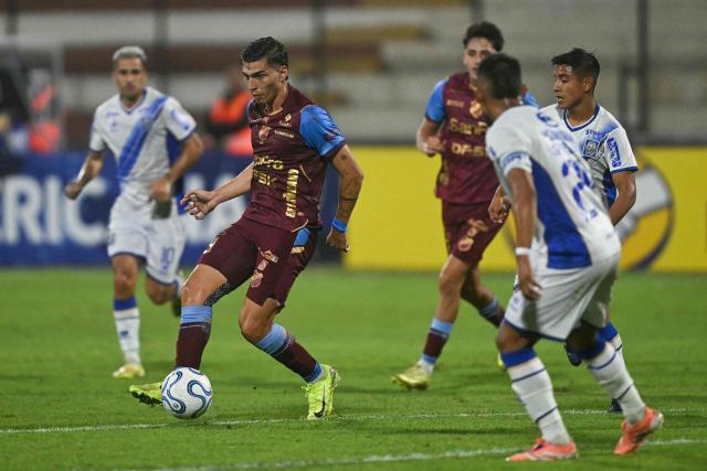Macara's Uruguayan forward #09 Franco Posse controls the ball during the Copa Sudamericana group stage football match between Peru's Alianza Atletico and Ecuador's Macara, at the Miguel Grau stadium in Bellavista, Callao district, Peru, on April 30, 2026. (Photo by ERNESTO BENAVIDES / AFP)