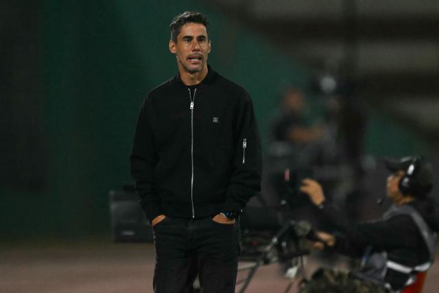 Alianza Atletico's Argentine head coach Federico Urciuoli gestures during the Copa Sudamericana group stage football match between Peru's Alianza Atletico and Ecuador's Macara, at the Miguel Grau stadium in Bellavista, Callao district, Peru, on April 30, 2026. (Photo by ERNESTO BENAVIDES / AFP)