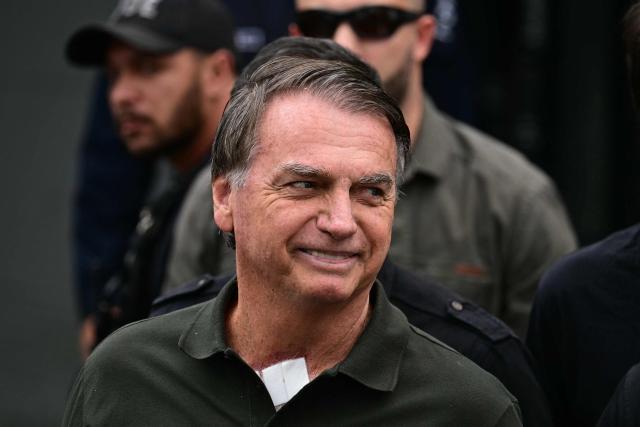 (FILES) Former Brazilian President (2019-2022) Jair Bolsonaro leaves the DF Star hospital in Brasilia on September 14, 2025, after undergoing a series of medical examinations, as he remains under house arrest. Brazil’s former president Jair Bolsonaro, who is serving a prison sentence under house arrest for an attempted coup, was admitted once again to a hospital in Brasilia on May 1st to undergo shoulder surgery, his doctor told AFP. (Photo by Pablo PORCIUNCULA / AFP)