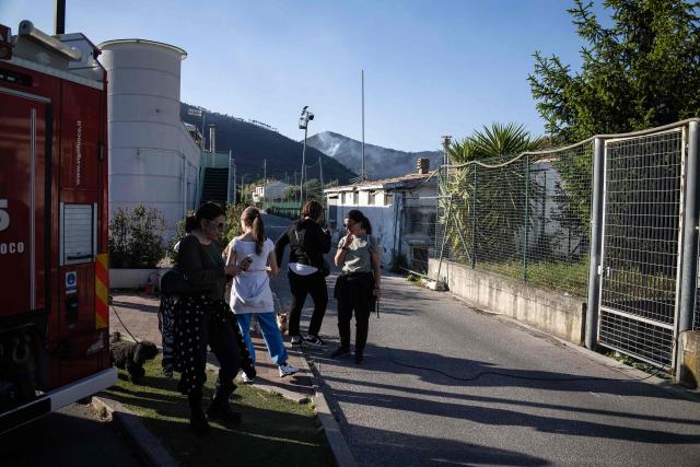 Residents wait to return to their houses after being evacuated because of a wildfire, in Asciano on May 1, 2026. Italian authorities evacuated some 3,500 people in its famed Tuscany region on May 1, 2026 as they try to tame a wildfire that has been raging for more than 24 hours. Over 800 hectares (nearly 2,000 acres) have been ravaged by the fire in the mountains between the historic cities of Lucca and Pisa. (Photo by Federico SCOPPA / AFP)
