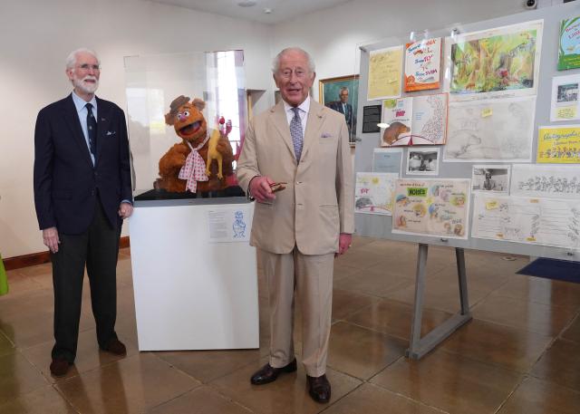 Britain's King Charles III (C) meets Bermuda-born Michael Frith, designer of the Muppets, Fraggle Rock and Dr. Seuss, at the City Hall and Arts Centre, on May 1, 2026 in Hamilton, Bermuda. King Charles III is in Bermuda for his first visit to a British Overseas Territory as Sovereign. (Photo by Yui Mok / POOL / AFP)