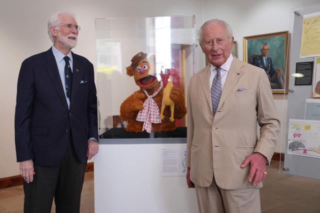 Britain's King Charles III (C) meets Bermuda-born Michael Frith, designer of the Muppets, Fraggle Rock and Dr. Seuss, at the City Hall and Arts Centre, on May 1, 2026 in Hamilton, Bermuda. King Charles III is in Bermuda for his first visit to a British Overseas Territory as Sovereign. (Photo by Yui Mok / POOL / AFP)