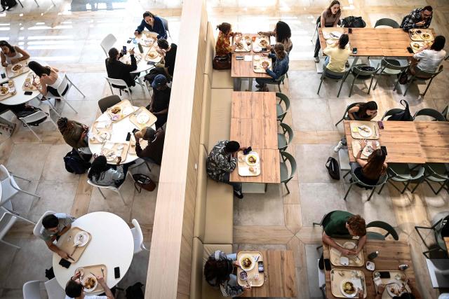 (FILES) Students have a meal at a CROUS (Centre Regional des Oeuvres Universitaires et Scolaires) university restaurant at the Bordeaux University in Talence, south-western France, on April 24, 2026. From May 4, 2026, all students, regardless of their income, will be able to eat in university canteens for just one euro – a measure called for by student organisations and included in the 2026 budget as a concession by the government to Socialist MPs.
The one-euro meal in canteens run by the Regional Centres for University and School Services (Crous) already exists for students on grants and those in financial difficulty. Until now, other students have been paying 3.30 euros – they had temporarily benefited from one-euro meals during the Covid pandemic. (Photo by Christophe ARCHAMBAULT / AFP)