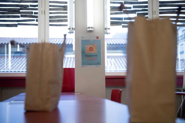 (FILES) Take away bags are displayed on a table at a Crous (Centre rйgional des oeuvres universitaires et scolaires) restaurant where one euro meal are served for students on February 9, 2021 in Paris. From May 4, 2026, all students, regardless of their income, will be able to eat in university canteens for just one euro – a measure called for by student organisations and included in the 2026 budget as a concession by the government to Socialist MPs.
The one-euro meal in canteens run by the Regional Centres for University and School Services (Crous) already exists for students on grants and those in financial difficulty. Until now, other students have been paying 3.30 euros – they had temporarily benefited from one-euro meals during the Covid pandemic. (Photo by Martin BUREAU / AFP)