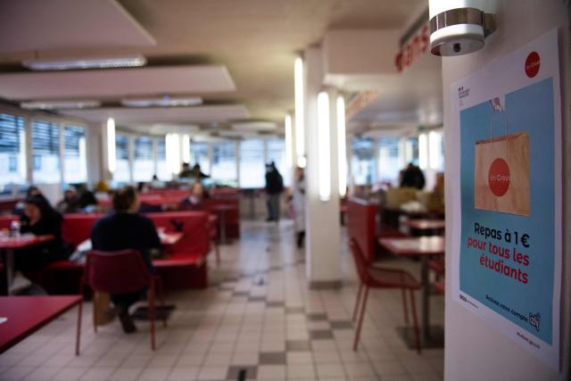 (FILES) People are having lunch at a Crous (Centre rйgional des oeuvres universitaires et scolaires) restaurant where one euro meal are served for students on February 9, 2021 in Paris. From May 4, 2026, all students, regardless of their income, will be able to eat in university canteens for just one euro – a measure called for by student organisations and included in the 2026 budget as a concession by the government to Socialist MPs.
The one-euro meal in canteens run by the Regional Centres for University and School Services (Crous) already exists for students on grants and those in financial difficulty. Until now, other students have been paying 3.30 euros – they had temporarily benefited from one-euro meals during the Covid pandemic. (Photo by Martin BUREAU / AFP)