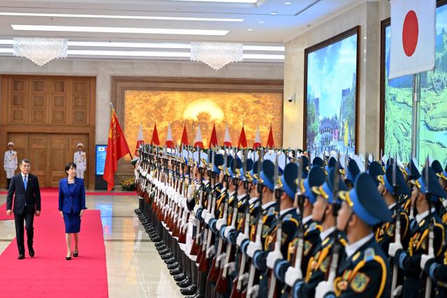 Vietnam's Prime Minister Le Minh Hung (L) and Japan's Prime Minister Sanae Takaichi (2nd R) review a guard of honour during a welcoming ceremony at the Government Office in Hanoi on May 2, 2026. (Photo by Nhac NGUYEN / POOL / AFP)