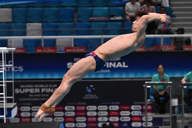China's Zheng Jiuyan competes in the men´s 3m springboard event at the World Aquatics Diving World Cup Super Finals in Beijing on May 2, 2026. (Photo by Pedro PARDO / AFP)