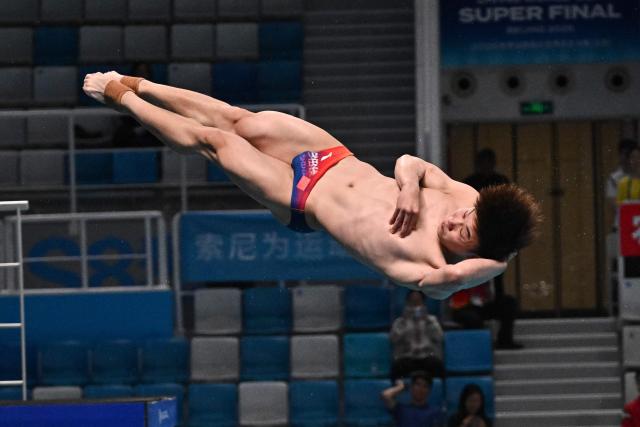 China's Zheng Jiuyan competes in the men´s 3m springboard event at the World Aquatics Diving World Cup Super Finals in Beijing on May 2, 2026. (Photo by Pedro PARDO / AFP)