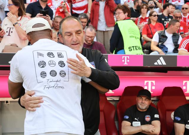 Bayern Munich's Belgian head coach Vincent Kompany (L) greets Heidenheim's German head coach Frank Schmidt ahead the German first division Bundesliga football match between FC Bayern Munich and Heidenheim in Munich on May 2, 2026. (Photo by Alexandra BEIER / AFP) / DFL REGULATIONS PROHIBIT ANY USE OF PHOTOGRAPHS AS IMAGE SEQUENCES AND/OR QUASI-VIDEO