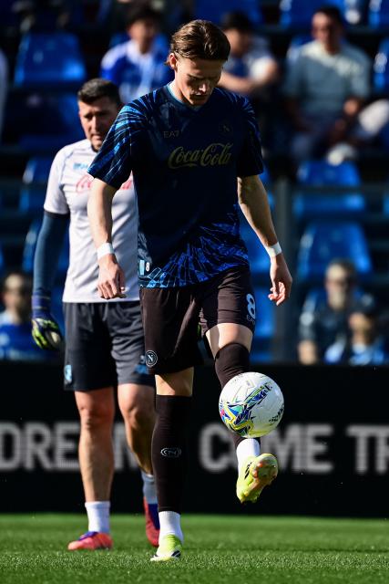 Napoli's Scottish midfielder #8 Scott McTominay warms up ahead of the Italian Serie A football match between Como 1907 and SSC Napoli at the Giuseppe Sinigaglia Stadium in Como, Italy on May 2, 2026. (Photo by Piero CRUCIATTI / AFP)