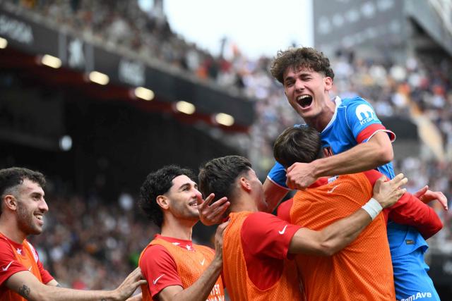 Atletico Madrid's Spanish midfielder #61 Miguel Cubo (TOP) celebrates scoring his team's second goal during the Spanish league football match between Valencia CF and Club Atletico de Madrid at Mestalla Stadium in Valencia on May 2, 2026. (Photo by JOSE JORDAN / AFP)