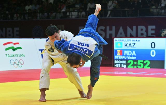 Kazakhstan's Askar Narkulov (L) and Moldova's Victor Sterpu (L) fight during their men's -81kg category bronze medal match at the Dushanbe Grand Slam judo tournament in Dushanbe on May 2, 2026. (Photo by AFP)