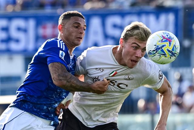 Como’s Brazilian defender #34 Diego Carlos fights for the ball with Napoli's Danish forward #19 Rasmus Hojlund during the Italian Serie A football match between Como and Napoli at the Giuseppe Sinigaglia Stadium in Como, Italy on May 2, 2026 (Photo by Piero CRUCIATTI / AFP)