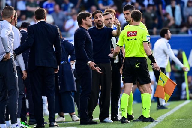 Antonio Conte, head coach of SSC Napoli, reacts next to Como’s Spanish coach Cesc Fabregas during the Italian Serie A football match between Como and Napoli at the Giuseppe Sinigaglia Stadium in Como, Italy on May 2, 2026. (Photo by Piero CRUCIATTI / AFP)
