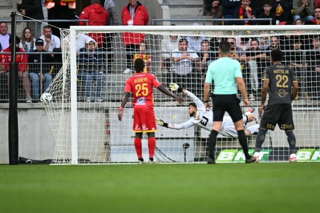 Stade de Reims' Cameroonian defender #22 Samuel Kotto (R) scores his team's first goal during the French L2 football match between Le Mans and Stade de Reims at the stade Marie-Marvingt in Le Mans, north-western France, on May 2, 2026. (Photo by Lou BENOIST / AFP)