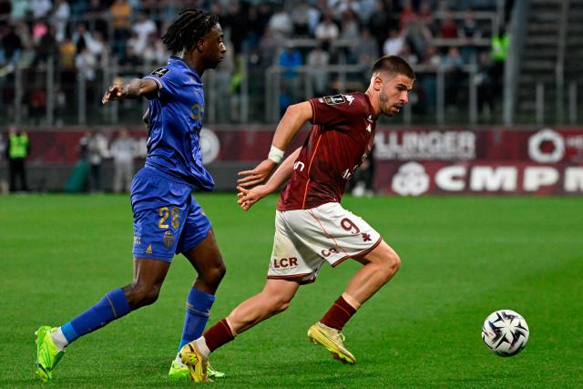Monaco's French midfielder #28 Mamadou Coulibaly (L) fights for the ball with Metz's Georgian forward #09 Giorgi Abuashvili during the French L1 football match between FC Metz and AS Monaco at the Stade Saint-Symphorien in Longeville-les-Metz, eastern France on May 2, 2026. (Photo by Jean-Christophe VERHAEGEN / AFP)