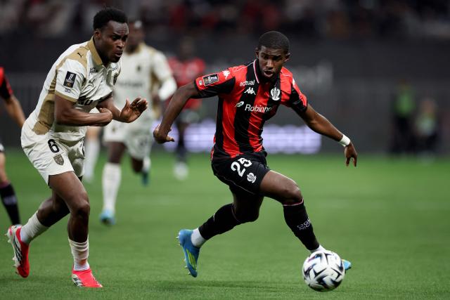 Lens' Austrian defender #06 Samson Baidoo (L) fights for the ball with Nice's French forward #25 Mohamed-Ali Cho during the French L1 football match between OGC Nice and RC Lens at the Allianz Riviera Stadium in Nice on May 2, 2026. (Photo by Valery HACHE / AFP)