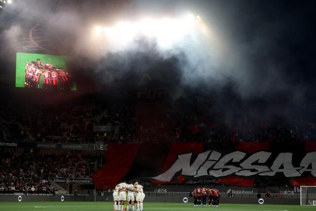 Players huddle prior to the French L1 football match between OGC Nice and RC Lens at the Allianz Riviera Stadium in Nice on May 2, 2026. (Photo by Valery HACHE / AFP)