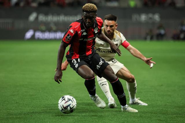 Nice's Ghanaian defender #37 Kojo Peprah Oppong (L) fights for the ball with Lens' French midfielder #28 Adrien Thomasson during the French L1 football match between OGC Nice and RC Lens at the Allianz Riviera Stadium in Nice on May 2, 2026. (Photo by Valery HACHE / AFP)